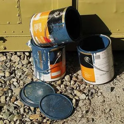 Resíduos perigosos: latas de tinta e solventes