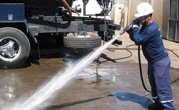 Profissional operando hidrojato em limpeza técnica